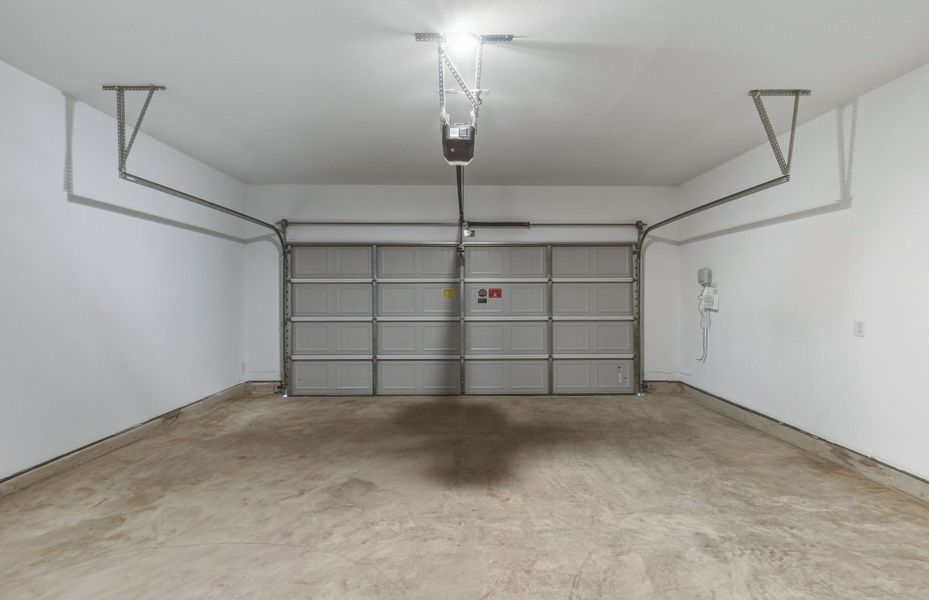 Spacious, unfurnished interior of a new home in Crosswinds, Kyle (Image 27).