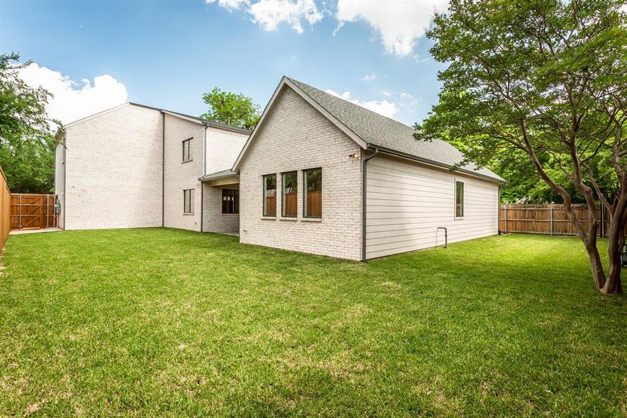 Wrap around yard with mature tree
