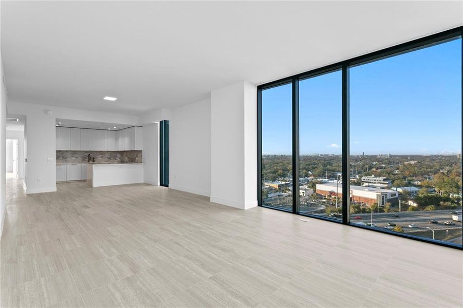 Spacious, unfurnished interior of a new home in , Tampa (Image 24).