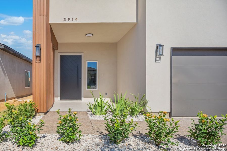 Exterior details and patio area of a home in , Laredo (Image 3).