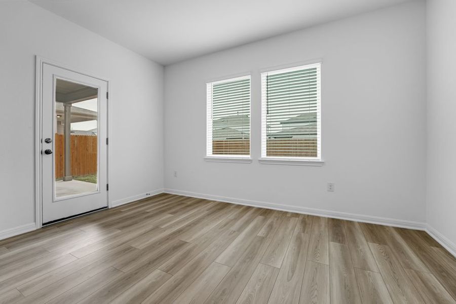 Spacious, unfurnished interior of a new home in Longview, Del Valle (Image 11).