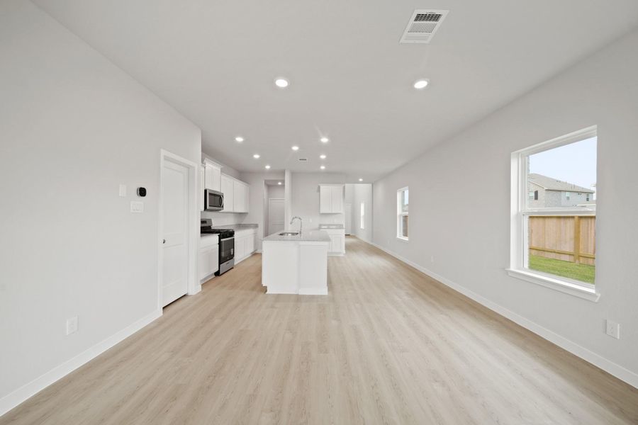 Spacious, unfurnished interior of a new home in Riverwood Ranch, Angleton (Image 12).