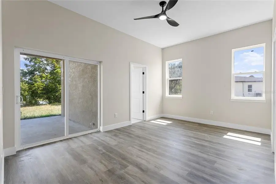 Spacious, unfurnished interior of a new home in , Leesburg (Image 9).