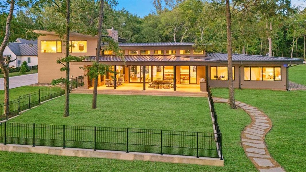 Exterior details and patio area of a home in , Pittsburg (Image 19).