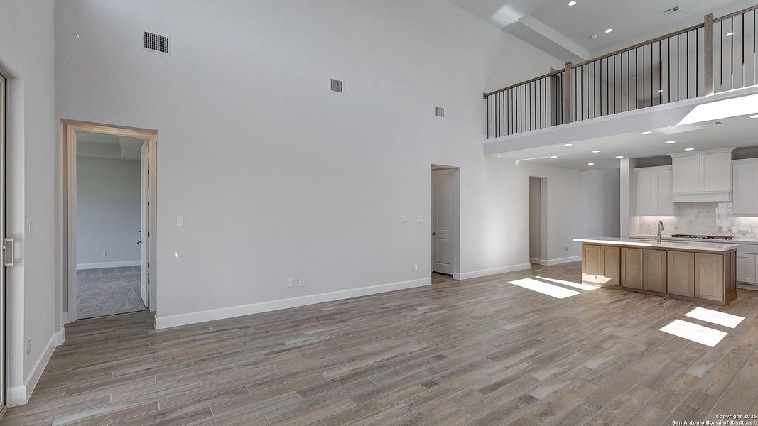 Spacious, unfurnished interior of a new home in Ladera 50', San Antonio (Image 20).