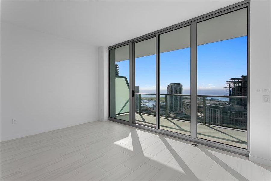 Spacious, unfurnished interior of a new home in , St. Petersburg (Image 33).