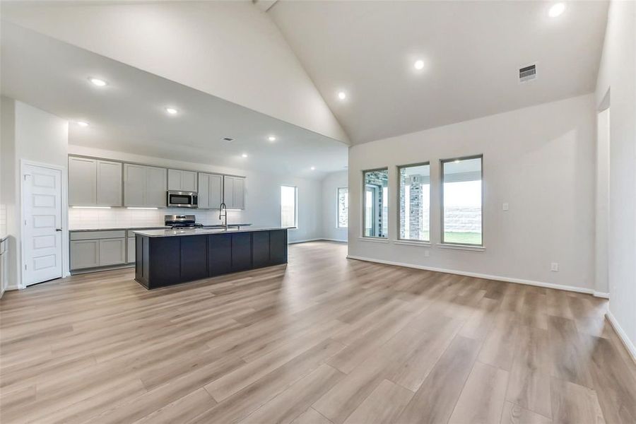 Spacious, unfurnished interior of a new home in River Ranch Meadows, Dayton (Image 6).