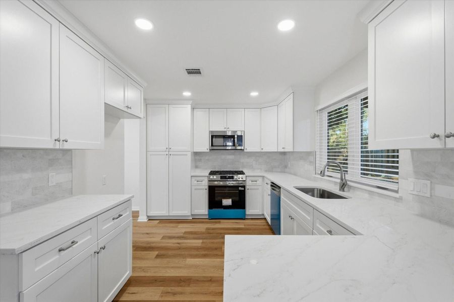 Furnished interior view inside a new home in , Kingwood (Image 6).