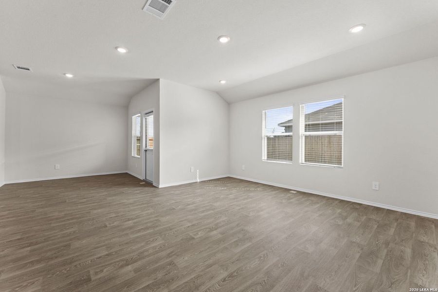 Spacious, unfurnished interior of a new home in Navarro Fields, Seguin (Image 13).