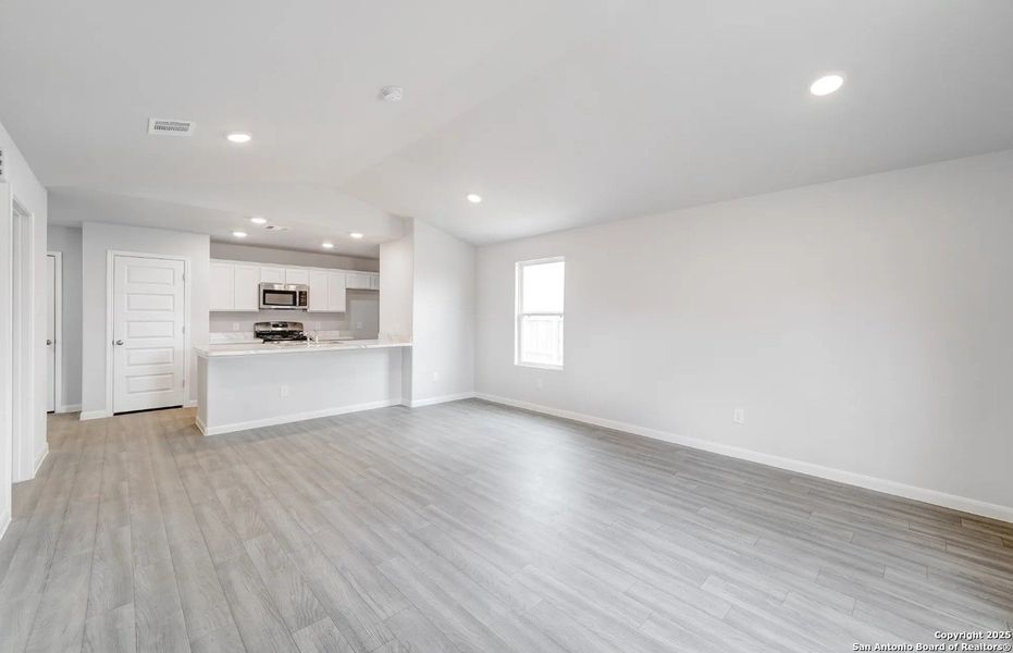 Spacious, unfurnished interior of a new home in Las Colinas, Kenedy (Image 5).