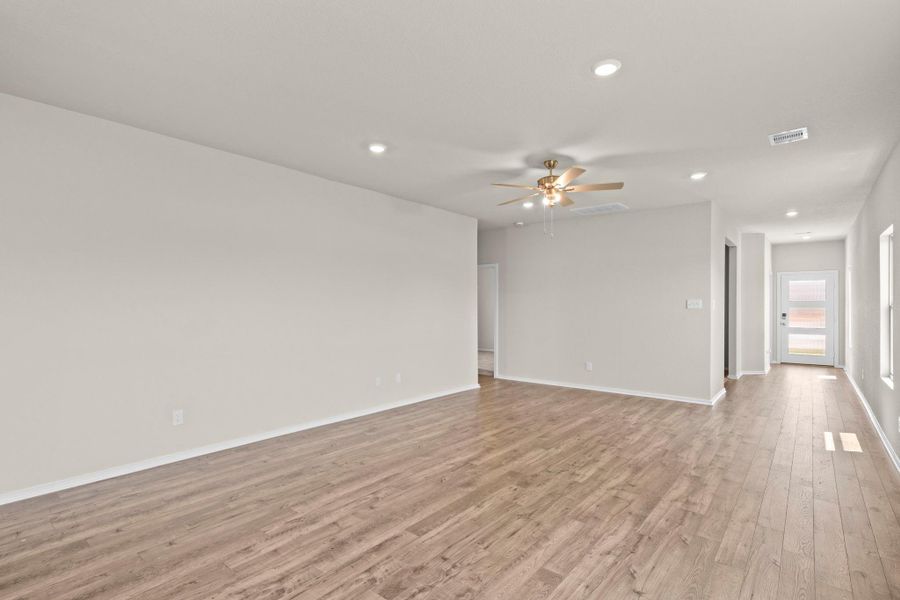 Spacious, unfurnished interior of a new home in Creekhaven, Rosharon (Image 25).