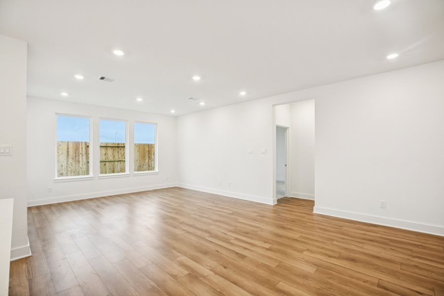 Spacious, unfurnished interior of a new home in Oakberry Trails, Waller (Image 7).