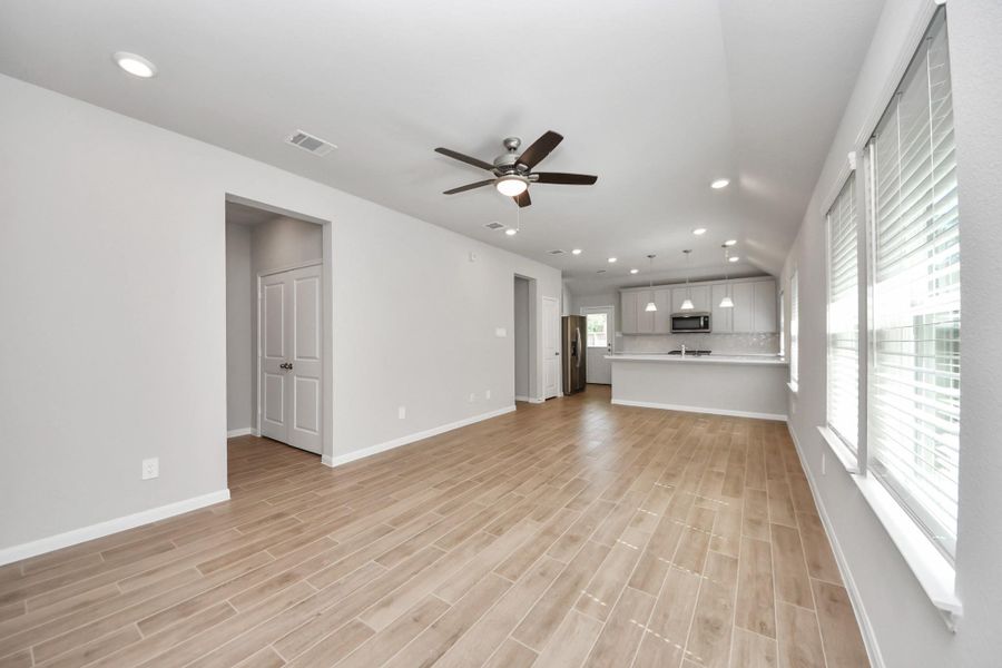 Spacious, unfurnished interior of a new home in , Tomball (Image 13).
