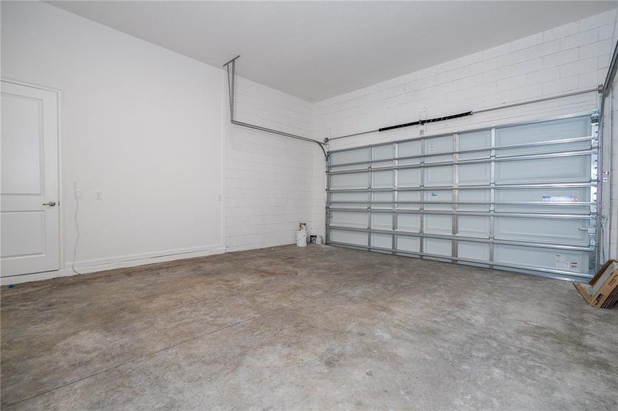 Spacious, unfurnished interior of a new home in , Orlando (Image 61).