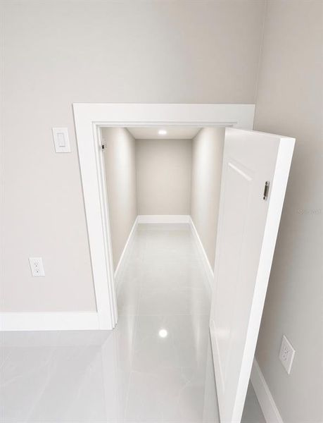 Spacious, unfurnished interior of a new home in , Tampa (Image 27).