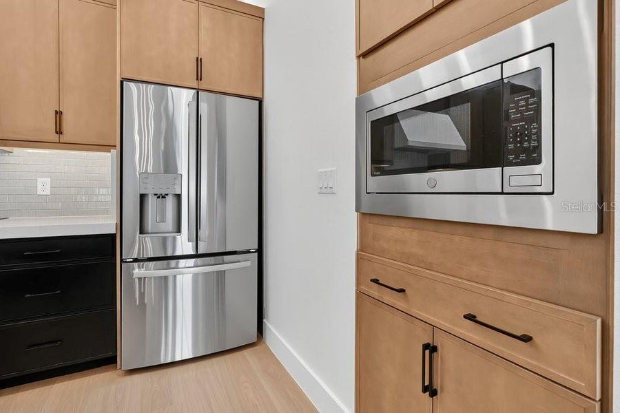 Furnished interior view inside a new home in , Orlando (Image 8).