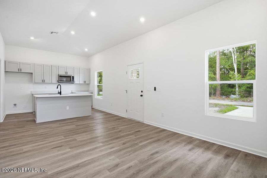 Spacious, unfurnished interior of a new home in , Jacksonville (Image 18).