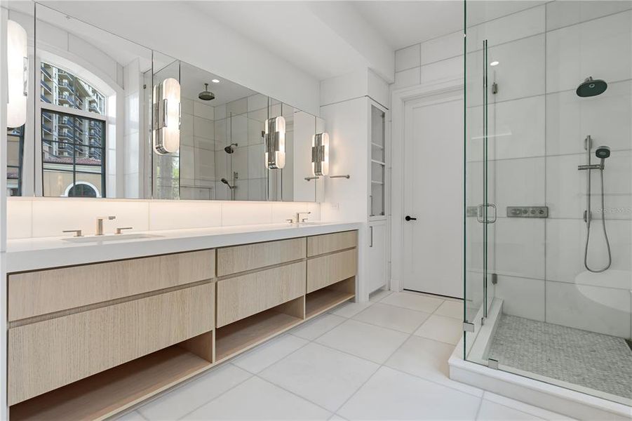 Furnished interior view inside a new home in , Orlando (Image 18).