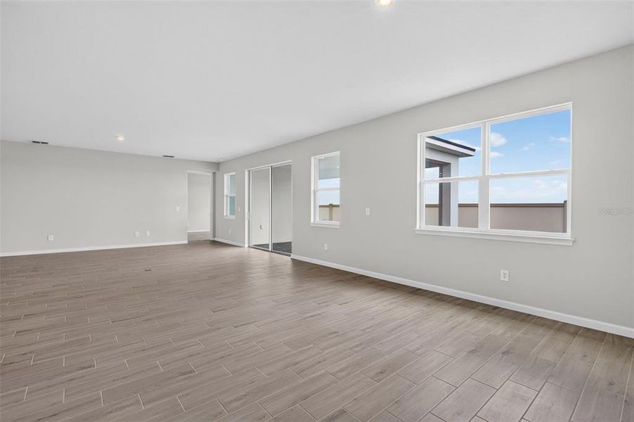 Spacious, unfurnished interior of a new home in Pasadena Ridge Master, Zephyrhills (Image 23).