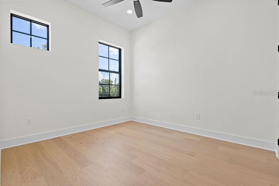 Spacious, unfurnished interior of a new home in , Tampa (Image 23).