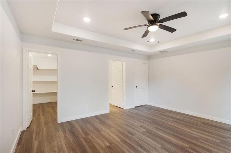 Spacious, unfurnished interior of a new home in , Sherman (Image 14).