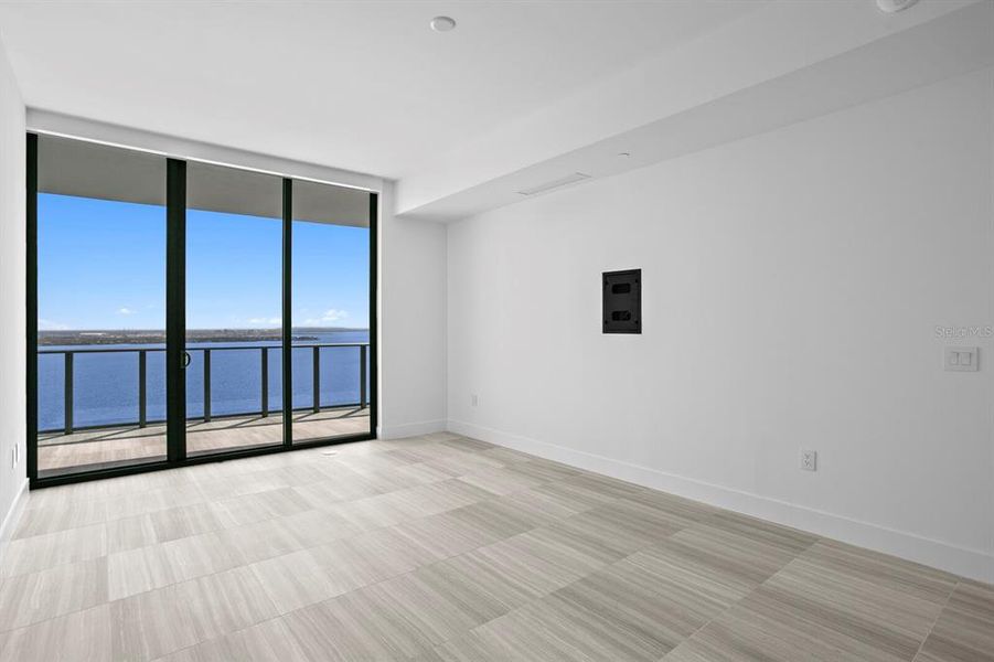 Spacious, unfurnished interior of a new home in , Tampa (Image 75).