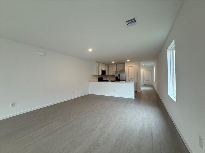 Spacious, unfurnished interior of a new home in Sweetgrass Village: Cottage Collection, Crosby (Image 10).