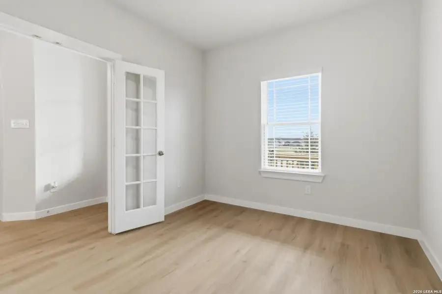 Spacious, unfurnished interior of a new home in Hunters Ranch, San Antonio (Image 17).