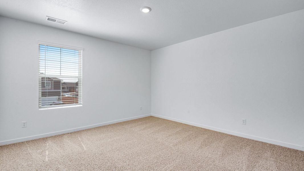 Spacious, unfurnished interior of a new home in Vista Meadows, Fort Lupton (Image 16).