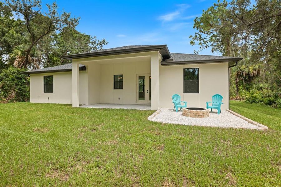 Exterior details and patio area of a home in , Port Charlotte (Image 22).