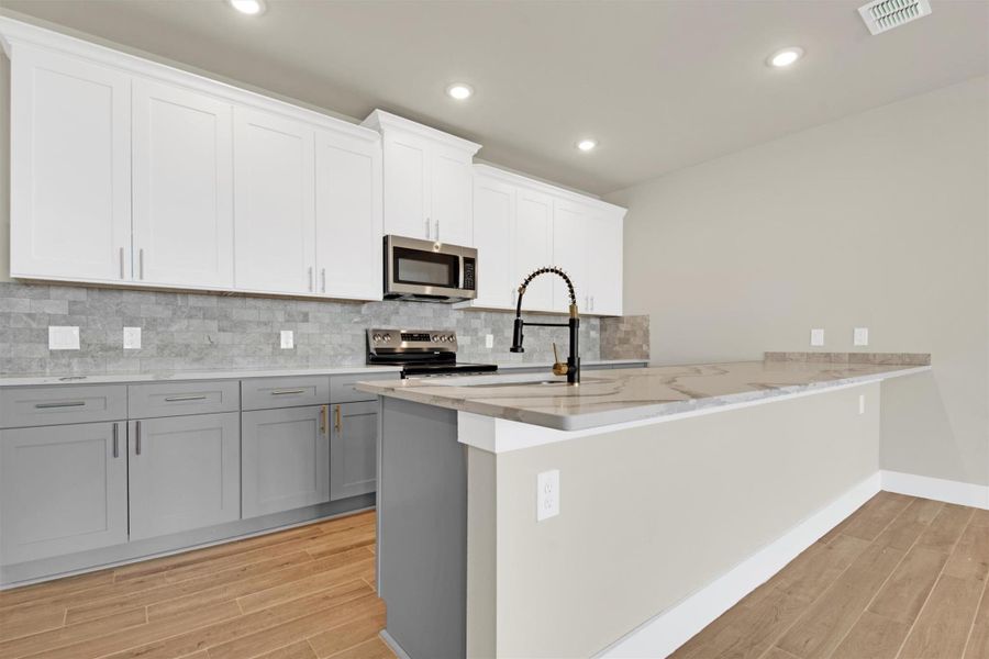 Kitchen with peninsula