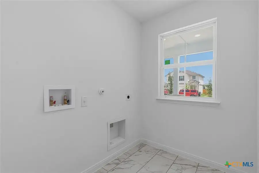 Spacious, unfurnished interior of a new home in Turnbo Ranch, Killeen (Image 19).