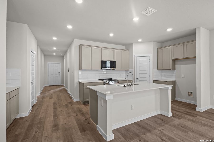 Furnished interior view inside a new home in Hiddenbrooke, Seguin (Image 6).