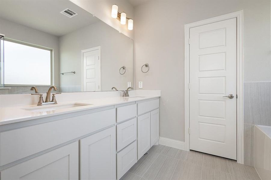 Furnished interior view inside a new home in , Waxahachie (Image 8).
