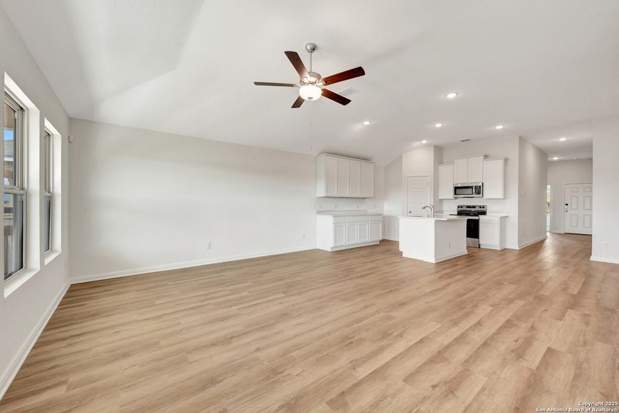 Spacious, unfurnished interior of a new home in Greenspoint Heights, Seguin (Image 38).