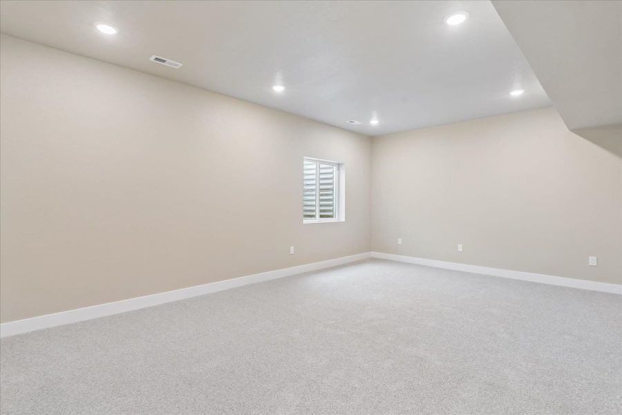 Spacious, unfurnished interior of a new home in Aspen Meadows-4, Colorado Springs (Image 35).
