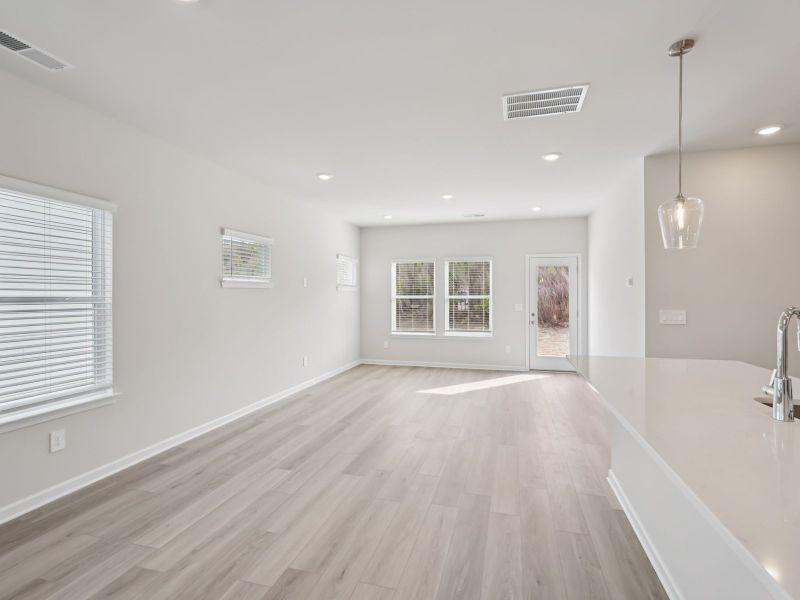 Spacious, unfurnished interior of a new home in Hawthorne Station, College Park (Image 14).