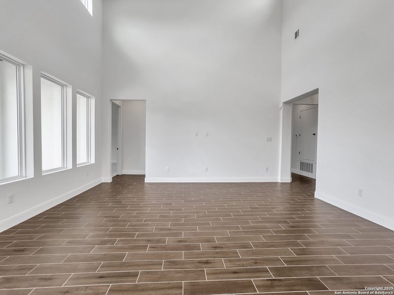 Spacious, unfurnished interior of a new home in , Blanco (Image 21).