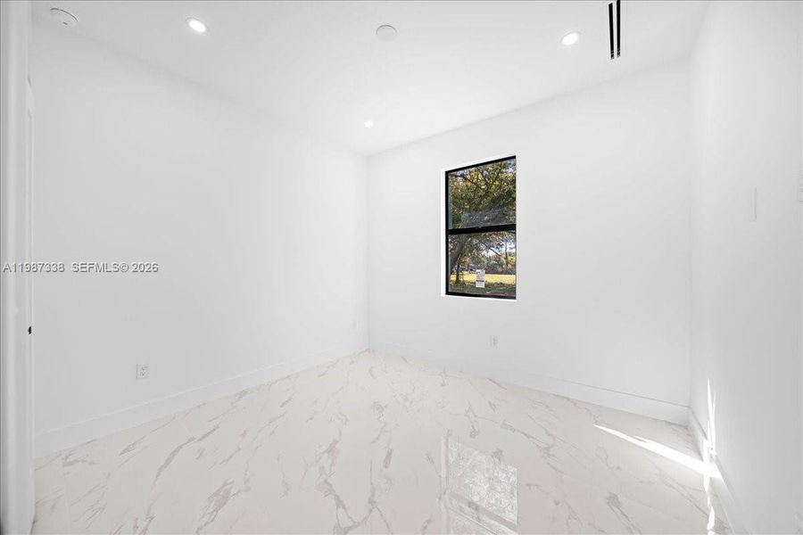 Spacious, unfurnished interior of a new home in , Lehigh Acres (Image 16).