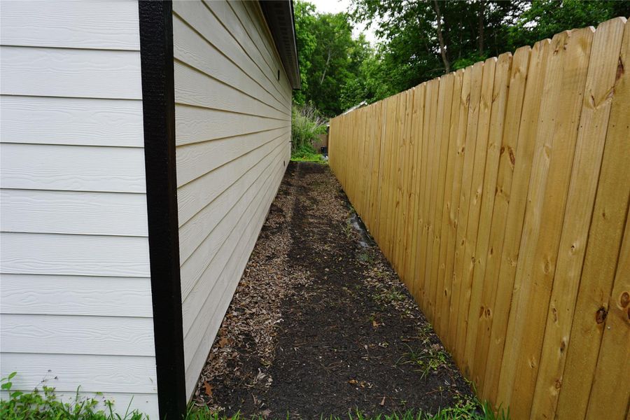 Exterior details and patio area of a home in , Willis (Image 20).
