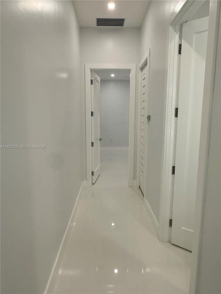 Spacious, unfurnished interior of a new home in , Key Largo (Image 34).