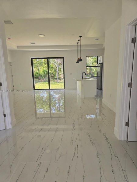 Spacious, unfurnished interior of a new home in , Lehigh Acres (Image 6).