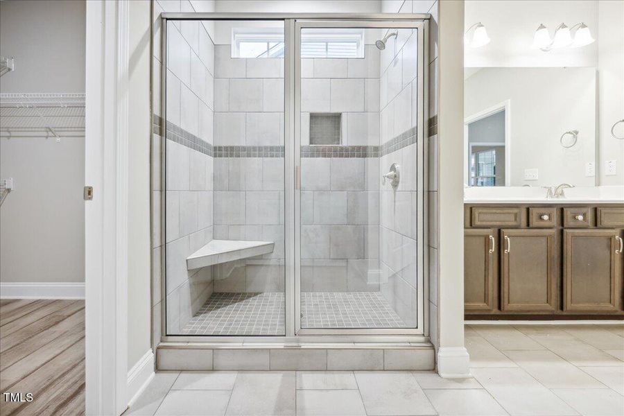 12 MVG Primary shower 12 MVG Primary shower