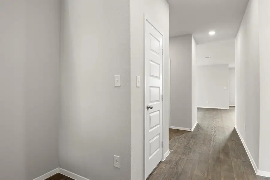 Spacious, unfurnished interior of a new home in Harvest Ridge, Elgin (Image 13).