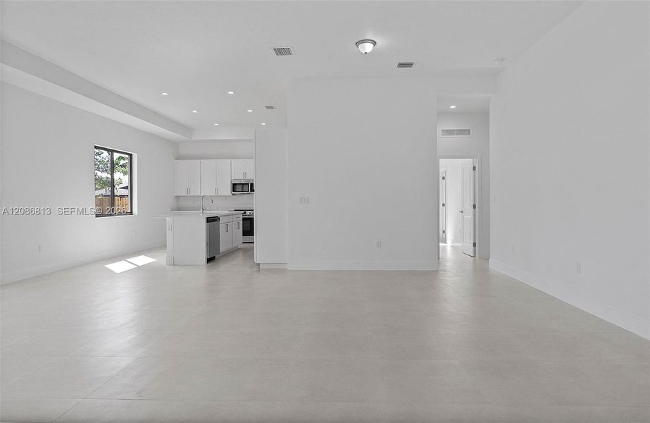 Spacious, unfurnished interior of a new home in , Cutler Bay (Image 46).