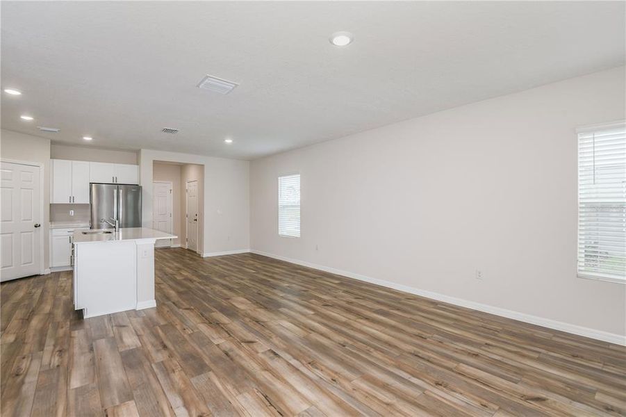 Spacious, unfurnished interior of a new home in Pasadena Woods, Dade City (Image 20).