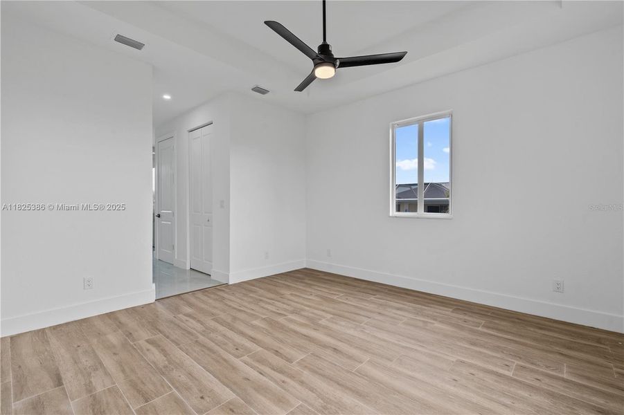 Spacious, unfurnished interior of a new home in , Port Charlotte (Image 17).