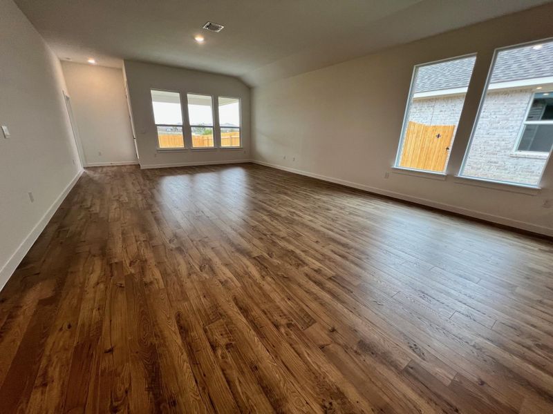 Spacious, unfurnished interior of a new home in Rosenbusch Ranch, Leander (Image 12).