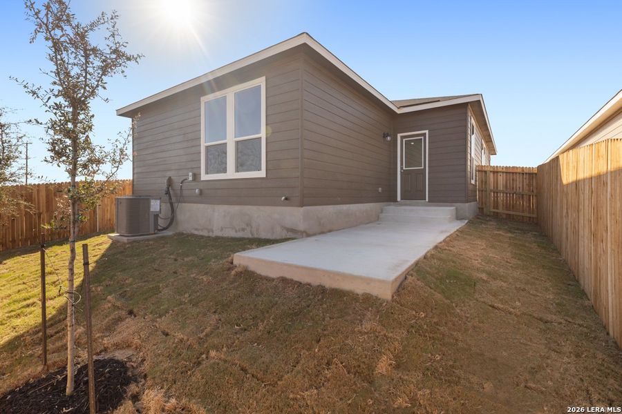 Exterior details and patio area of a home in Punta Verde, Converse (Image 3).