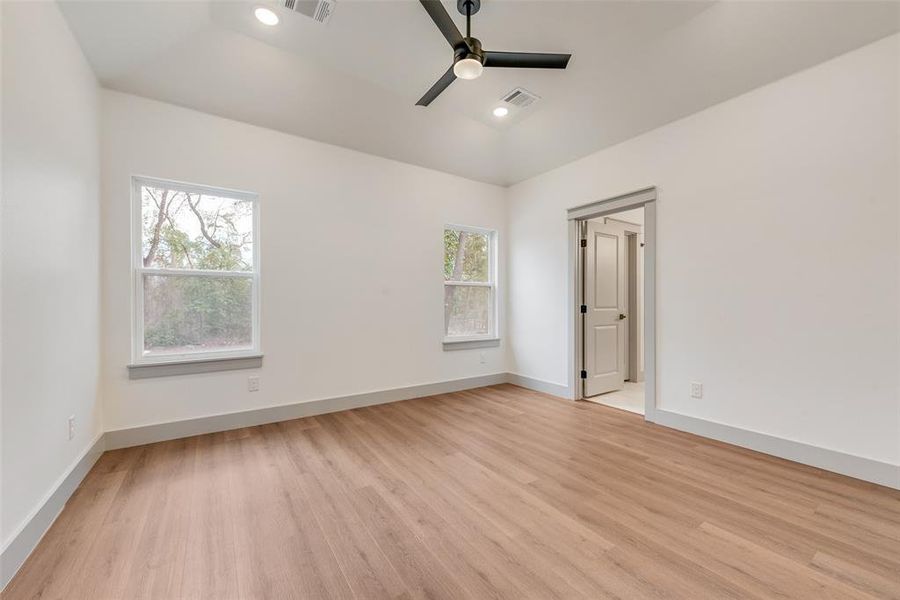 Spacious, unfurnished interior of a new home in , Log Cabin (Image 18).